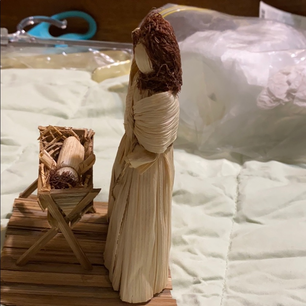 Small Manger Scene - Picture 2 of 4